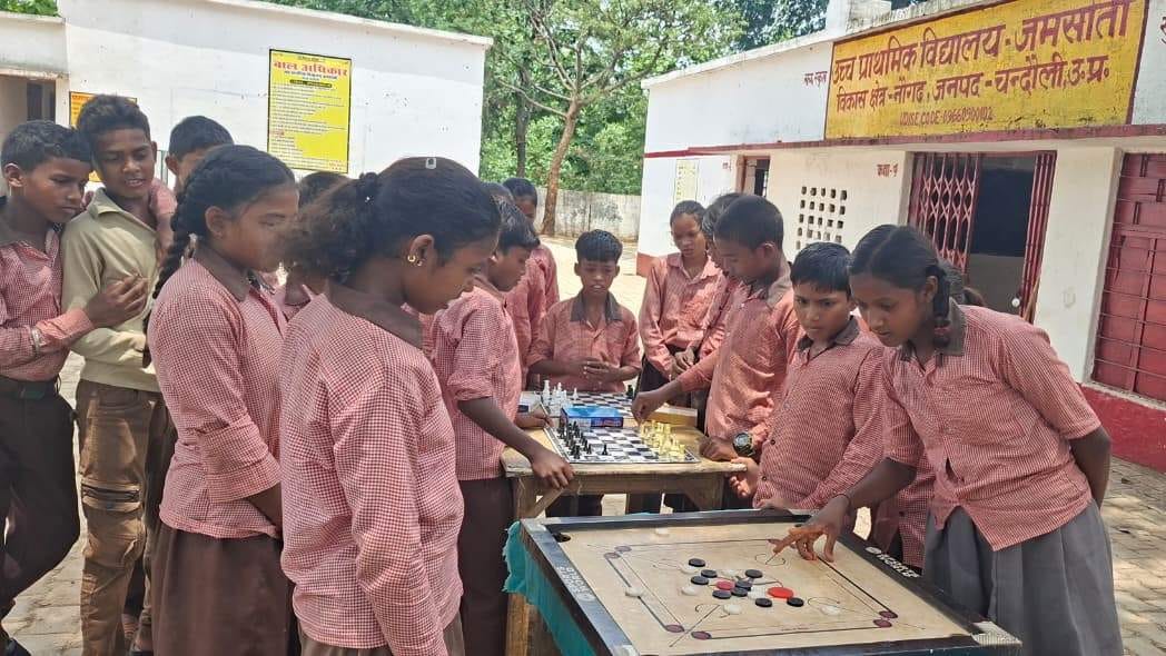 नौगढ़ के जमसोती पूर्व माध्यमिक विद्यालय पर कैरम खेलती छात्राएं। संवाद