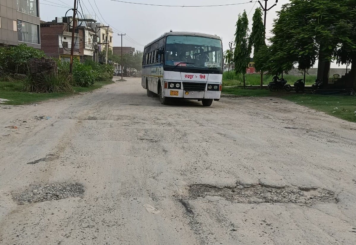 नजीबाबाद-आजाद चौक-हरिद्वार खस्ताहाल बाईपास मार्ग से गुजरती बस। संवाद