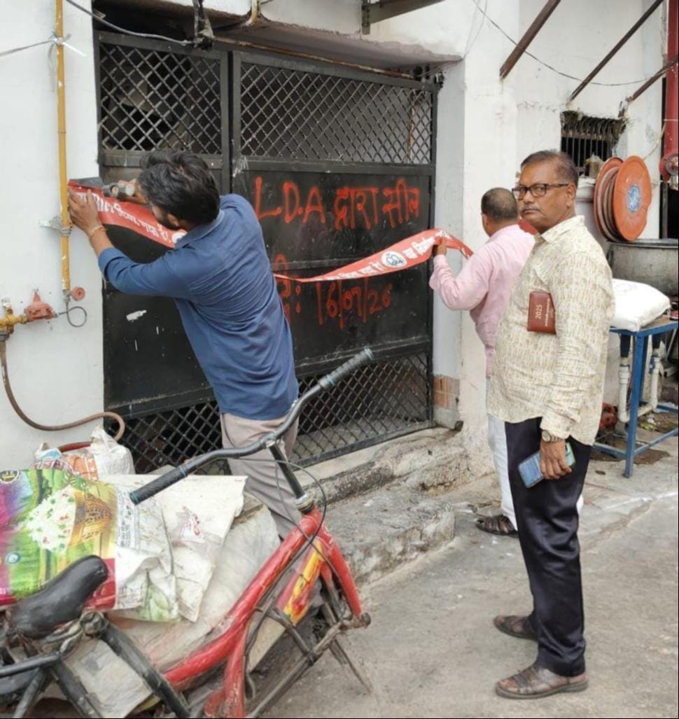 निरालानगर में होटल की रसोई सील करती टीम। 