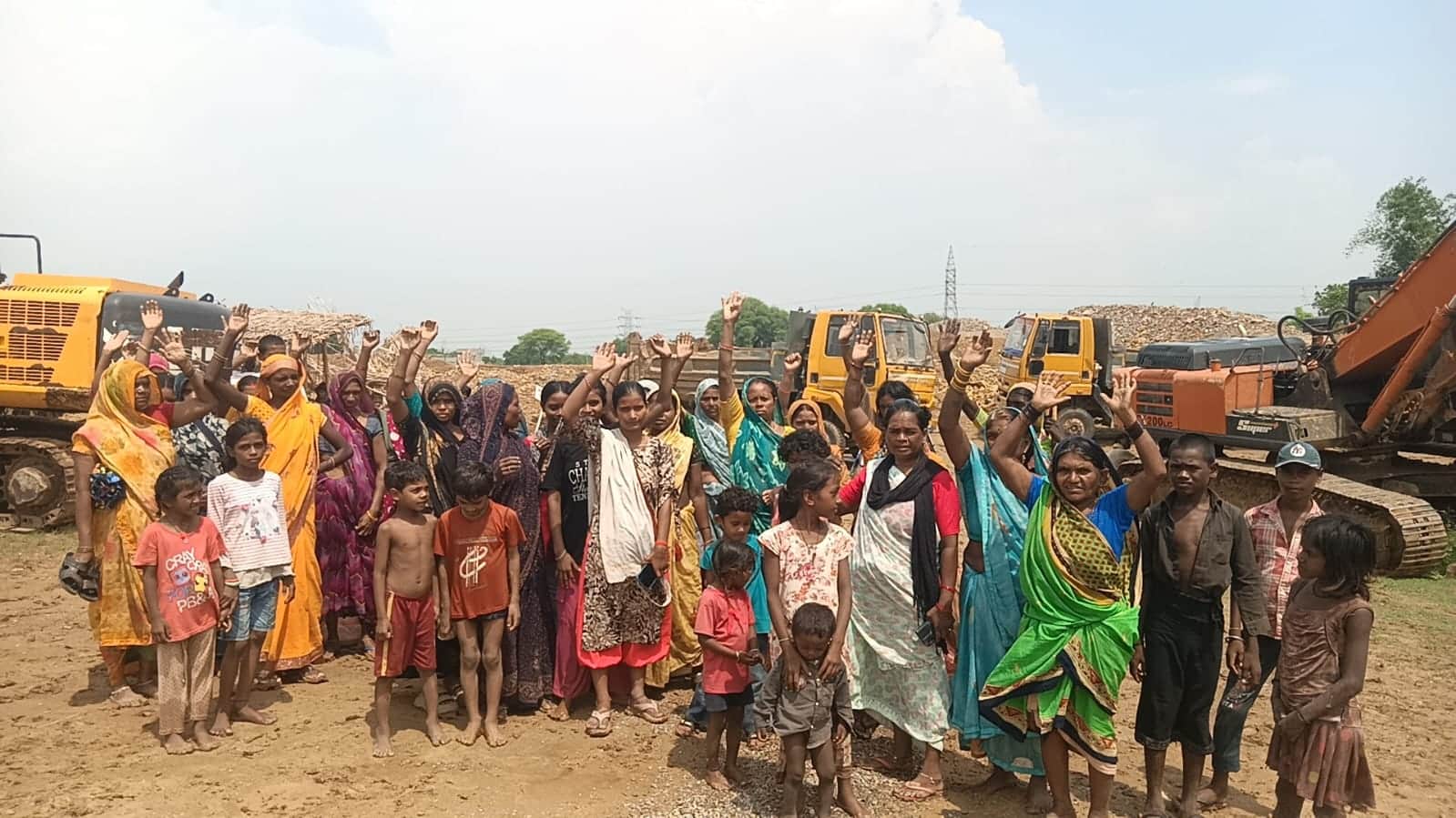 ओबरा के खैरटिया में खदान पर प्रदर्शन करतीं आदिवासी महिलाएं। स्रोत स्वयं