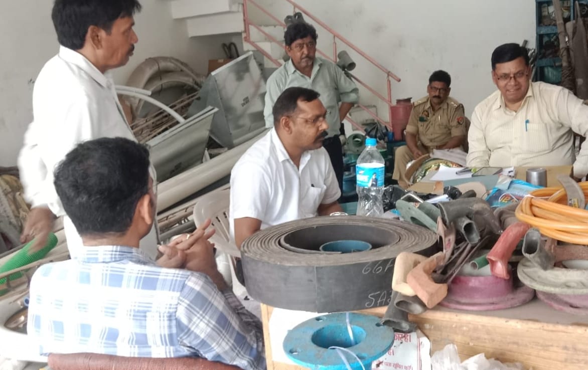 Two agricultural equipment shops investigated on complaint of tax evasion