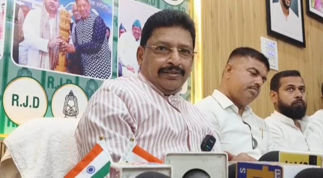 प्रेसवार्ता करते राजद संसदीय दल के नेता अभय कुशवाहा