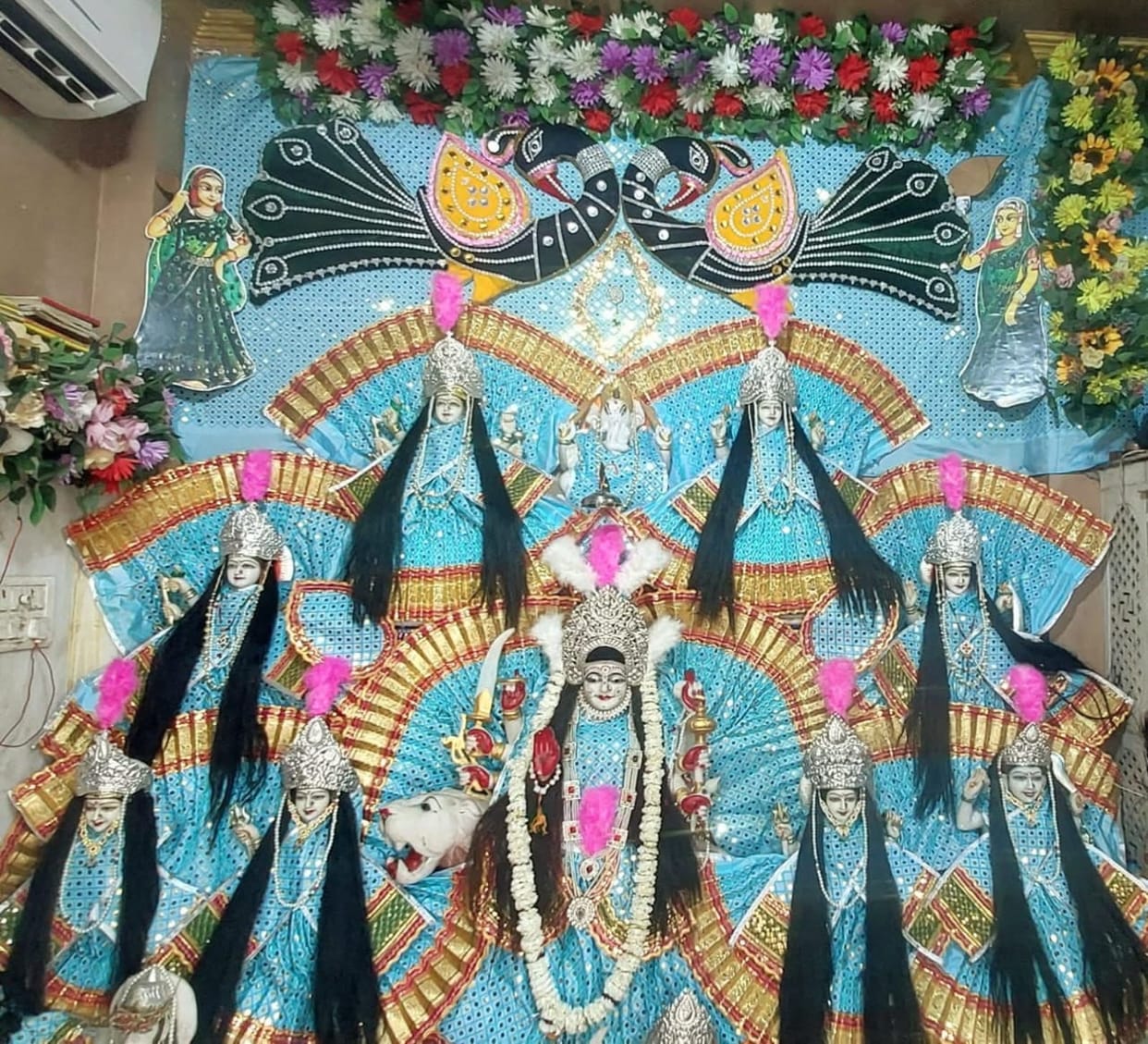 The form of Mother Brahmacharini was adorned with grand decorations, and Languria's songs resonated.