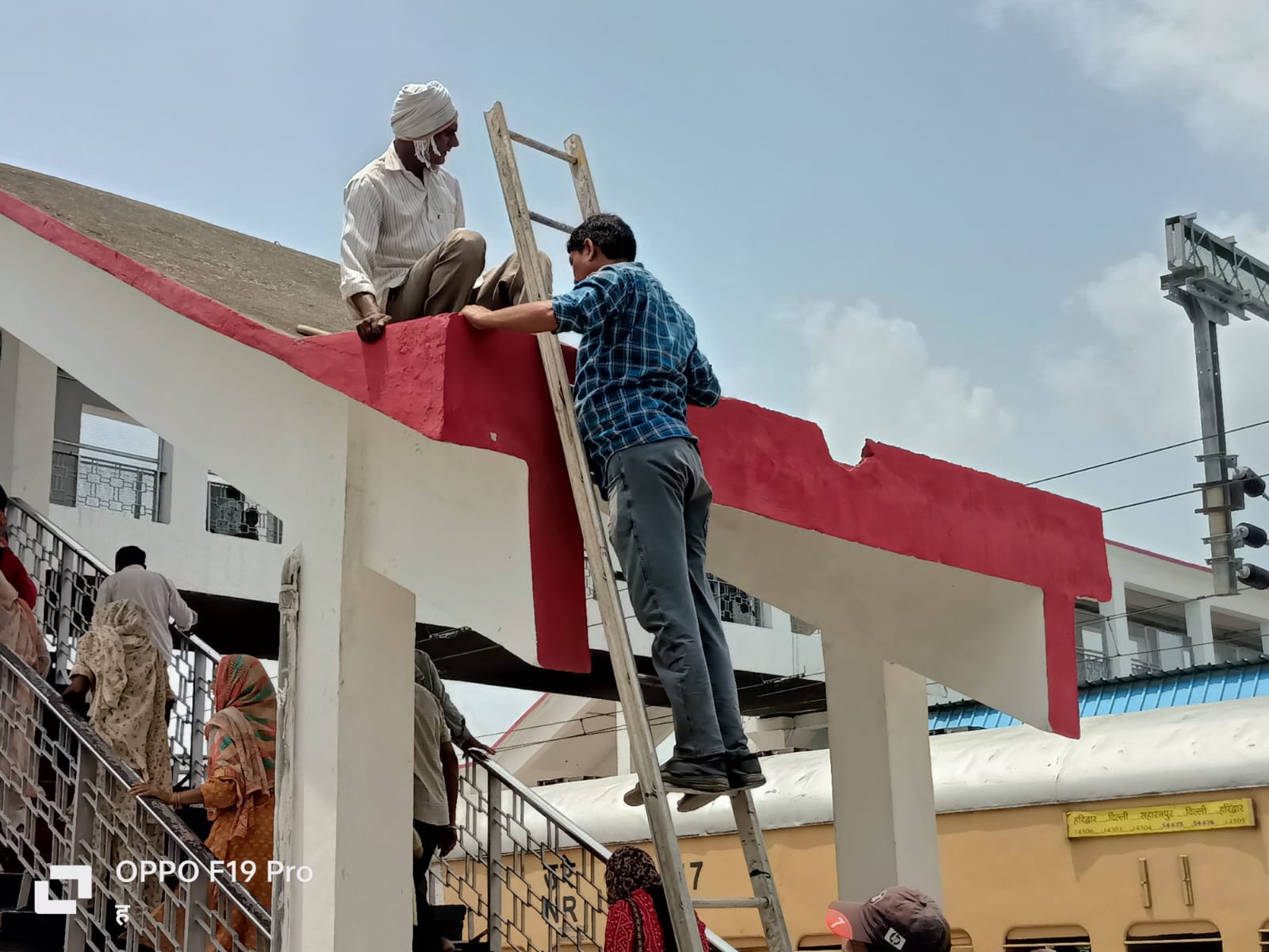 प्रधानमंत्री के ऑनलाइन लोकार्पण कार्यक्रम को लेकर शामली रेलवे स्टेशन पर कार्य करते कर्मचारी।संव