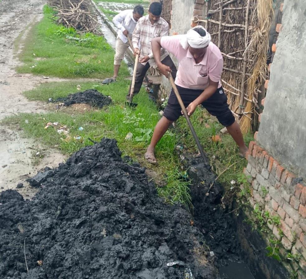 पटना खरगौरा में सफाई करते सफाईकर्मी।
