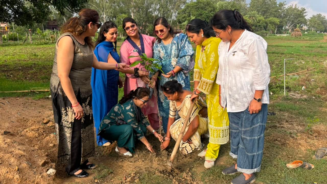 रॉबर्ट्सगंज बरैला महादेव मंदिर परिसर में पौधरोपण करती इनरव्हील क्लब आर्या की महिलाएं। स्रोत स्व