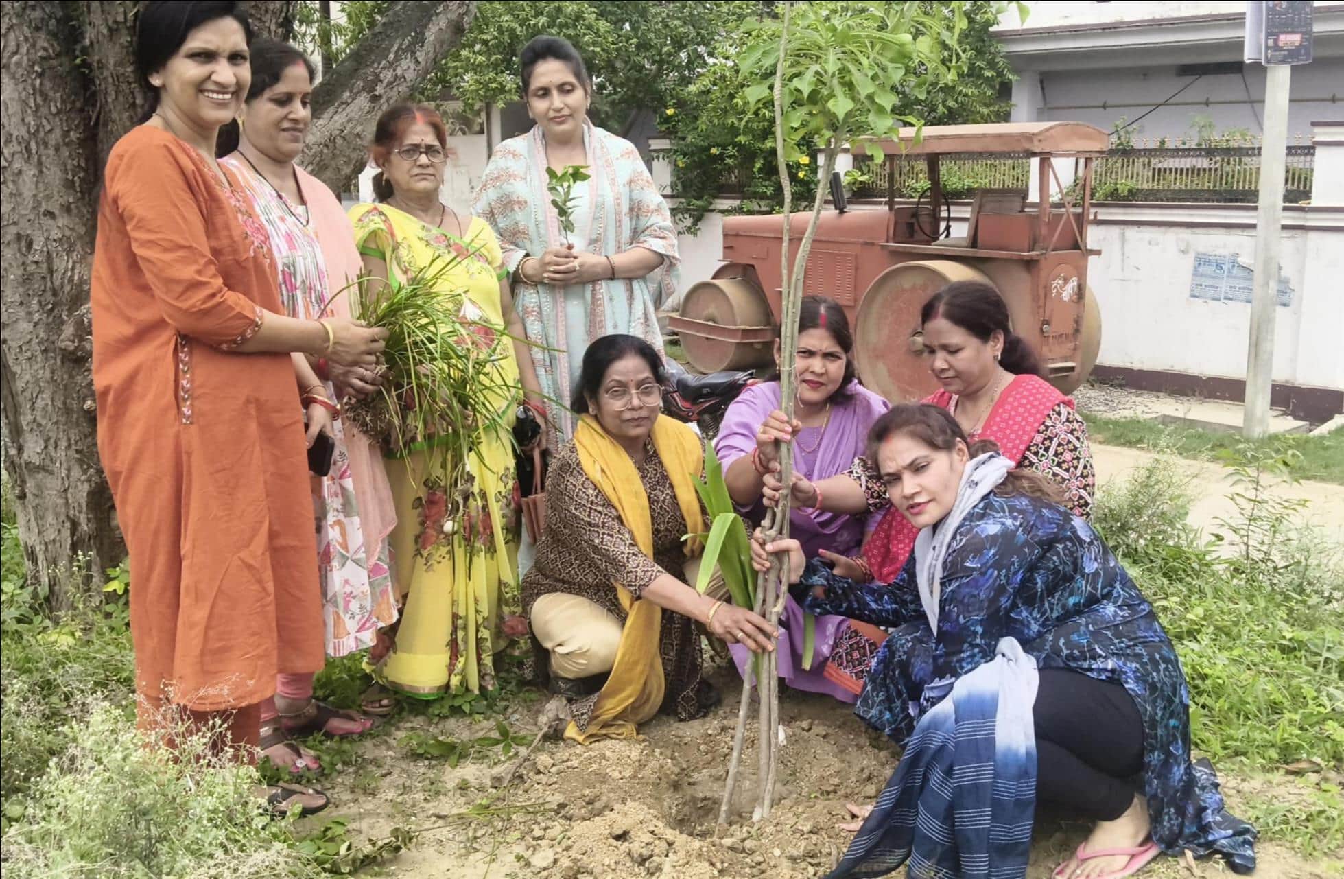 रॉबर्ट्सगंज इमरती कालोनी स्थित शिव मंदिर परिसर में पौधरोपण करती महिला मंडल सिद्धिविनायक मंदिर 