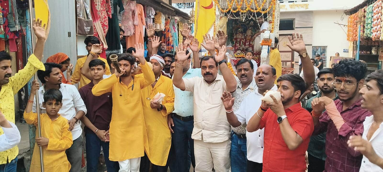 रॉबर्ट्सगंज में रंगीला कांवर संघ की ओर से भगवान जगन्नाथ  की शोभा यात्रा में शामिल श्रद्धालु। सं