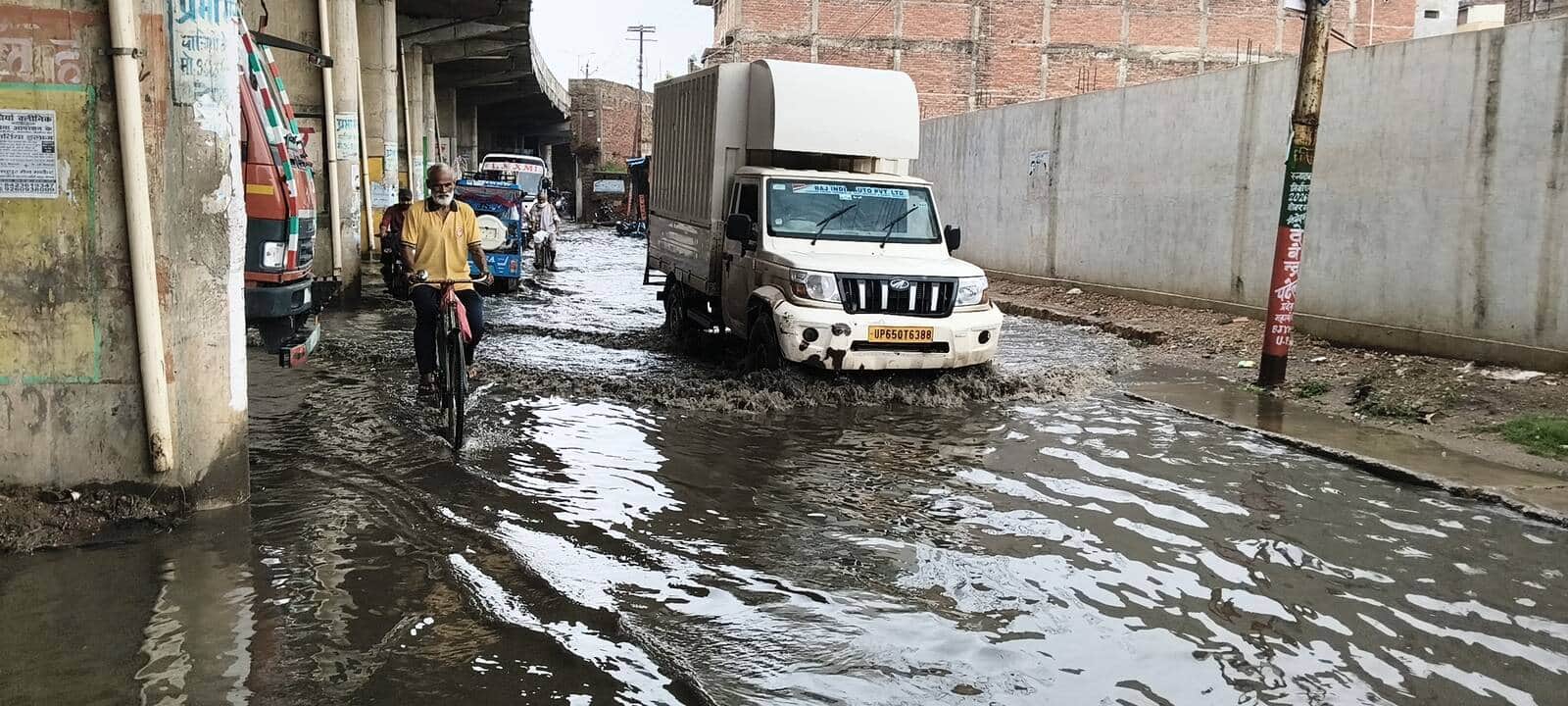 रॉबर्ट्सगंज नगर में शुक्रवार को कुछ देर की बारिश से ही फ्लाईओवर के नीचे सर्विस लेन पर धर्मशाला 