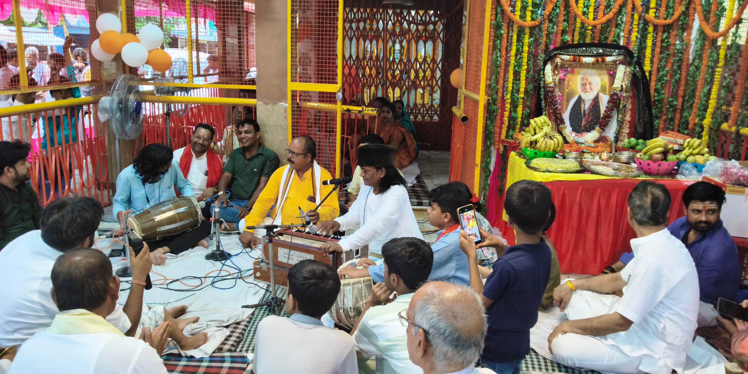 रॉबर्ट्सगंज रामजानकी मंदिर में भजन संध्या में शामिल मैहर शक्तिपीठ धाम के भक्त। संवाद