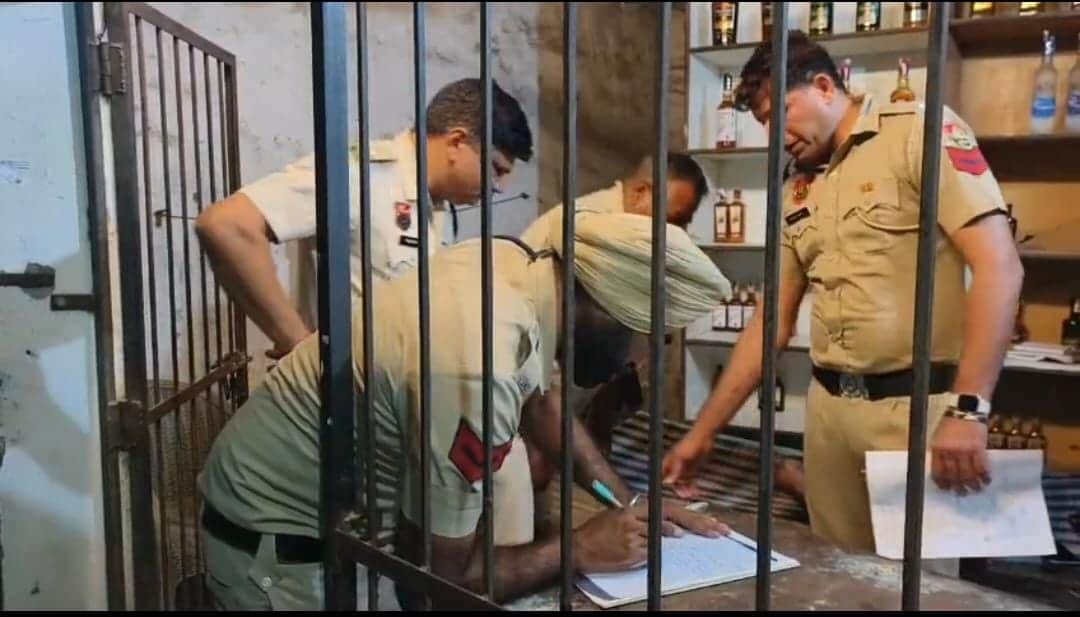 राहड़ा गांव के पास पकड़ा गया शराब का अवैध ठेका