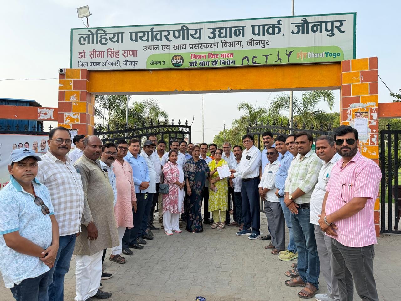 राज्यसभा सांसद सीमा द्विवेदी को पत्रक सौंपते शिक्षक। स्वयं