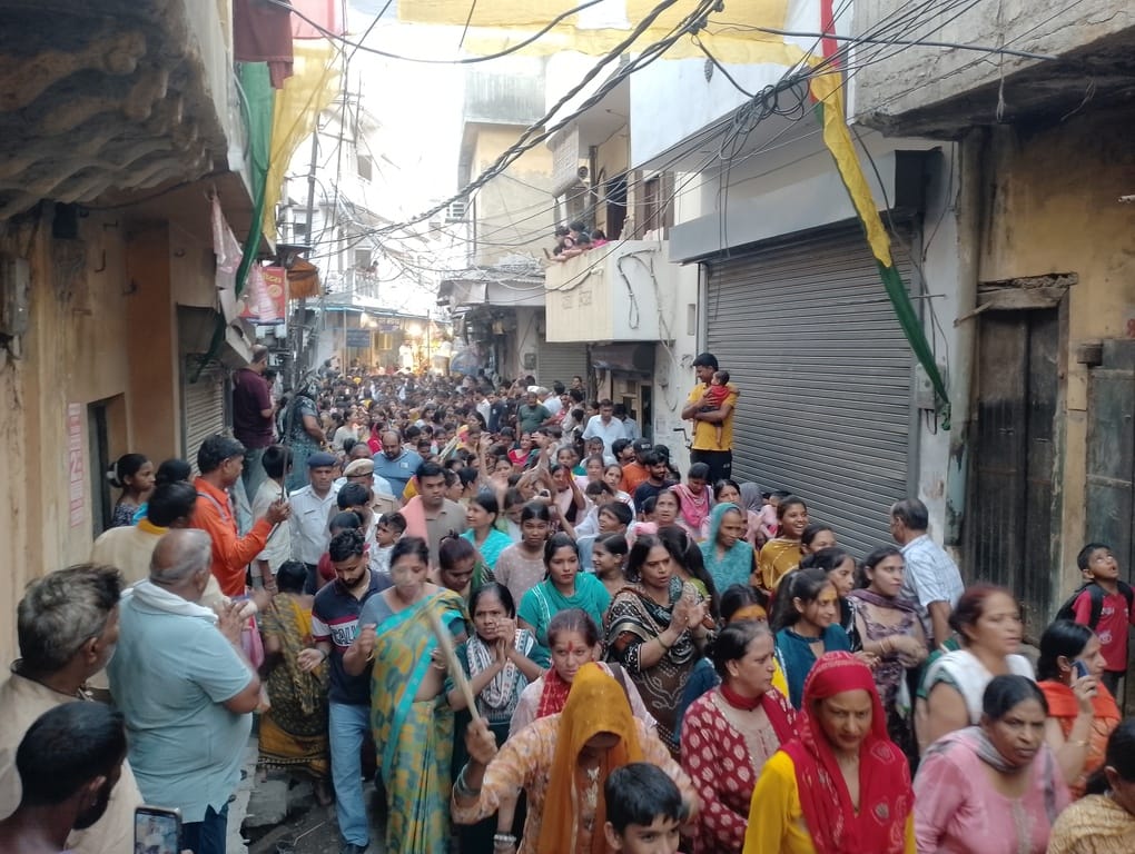 रथ यात्रा के दौरान उमड़ी भक्तों की भीड़। संवाद