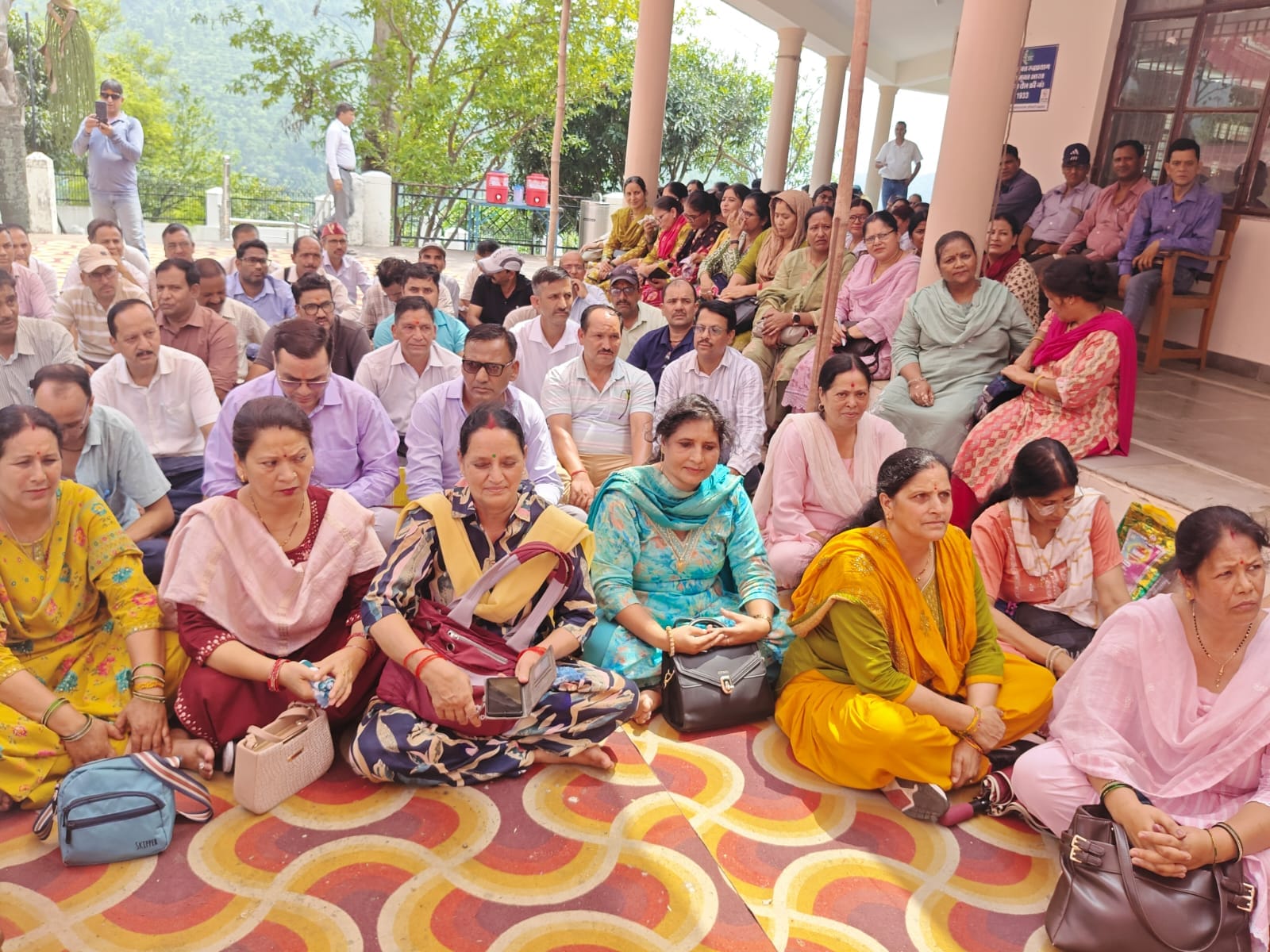 रुद्रप्रयाग में मांगों को लेकर जिला मुख्यालय में धरना देते शिक्षक। संवाद