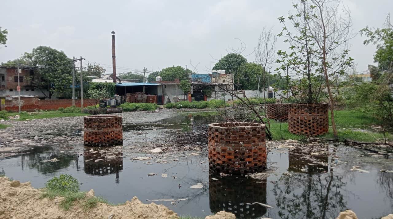 सुखपालनगर औद्योगिक क्षेत्र में भरा गंदा पानी। संवाद