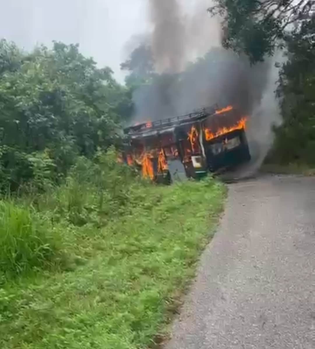 सरूट से पालमपुर आ रही एचआरटीसी की बस में चौकी के पास लगी आग। जागरूक पाठक