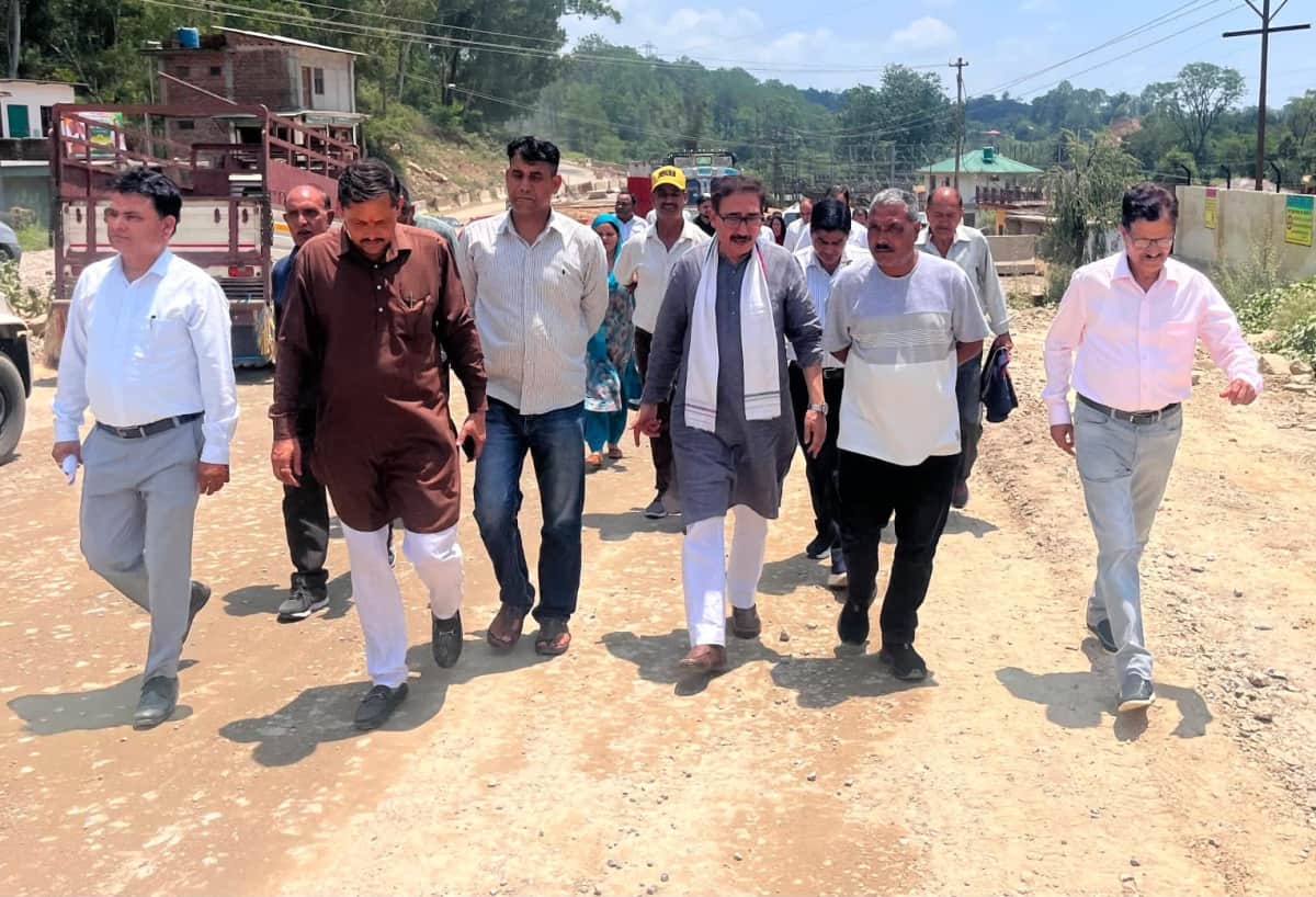 स्थानीय लोगों के साथ फोरलेन का दौरा करते विधायक विपिन सिंह परमार। स्त्रोत : भाजपा