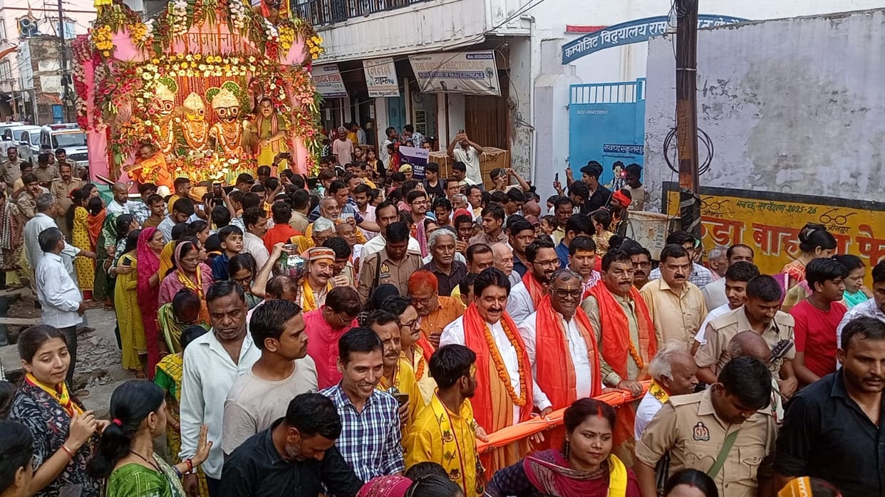 After the offering of 'Shahi Khichdi', Mahaprabhu set out on a procession through the city.