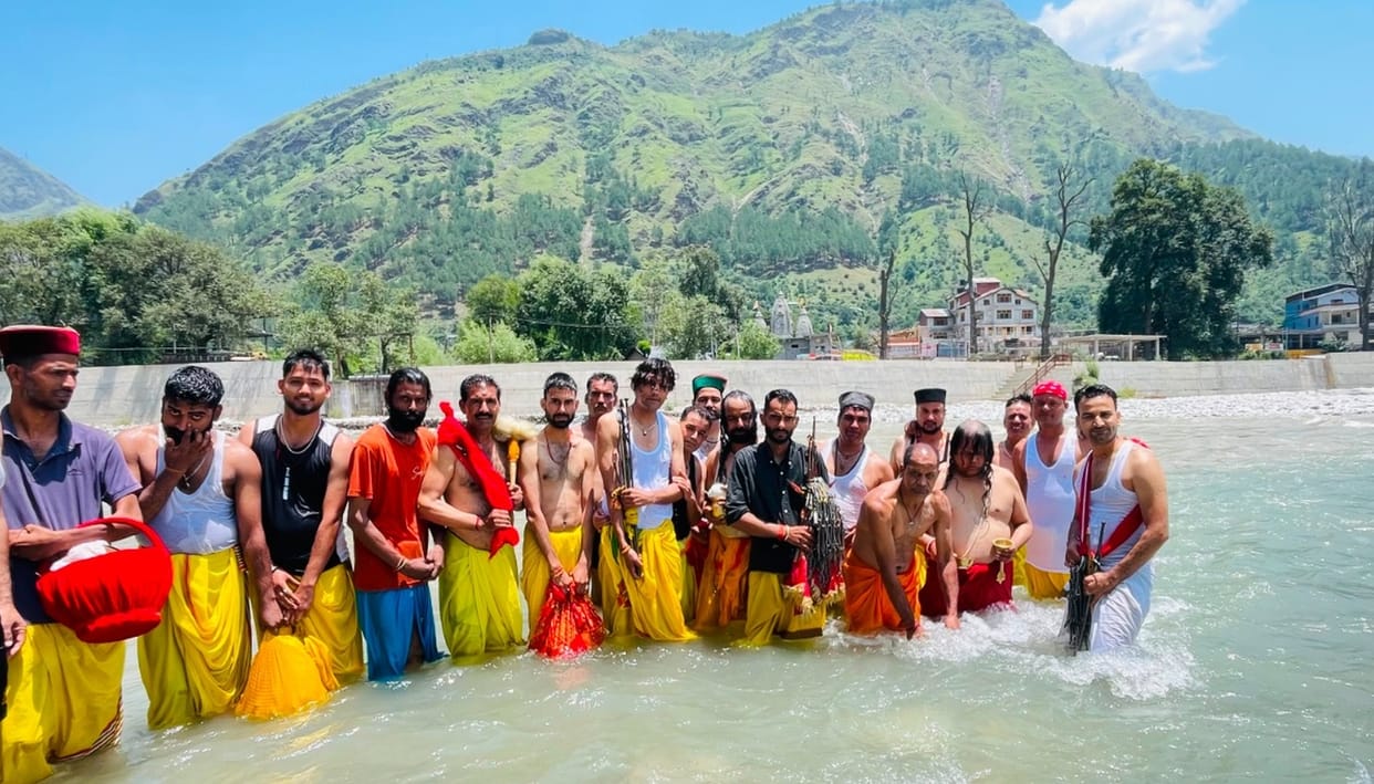 Mata Naina and Bhadrakali took a holy dip; chants of 'Jai' echoed at the Sangam.