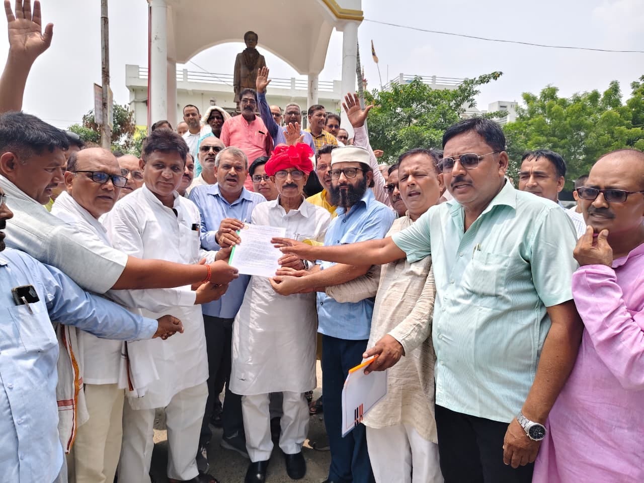 टीईटी अनिवार्यता के विरोध में सलेमपुर सांसद रमाशंकर राजभर को पत्रक सौंपते शिक्षकगण।संवाद