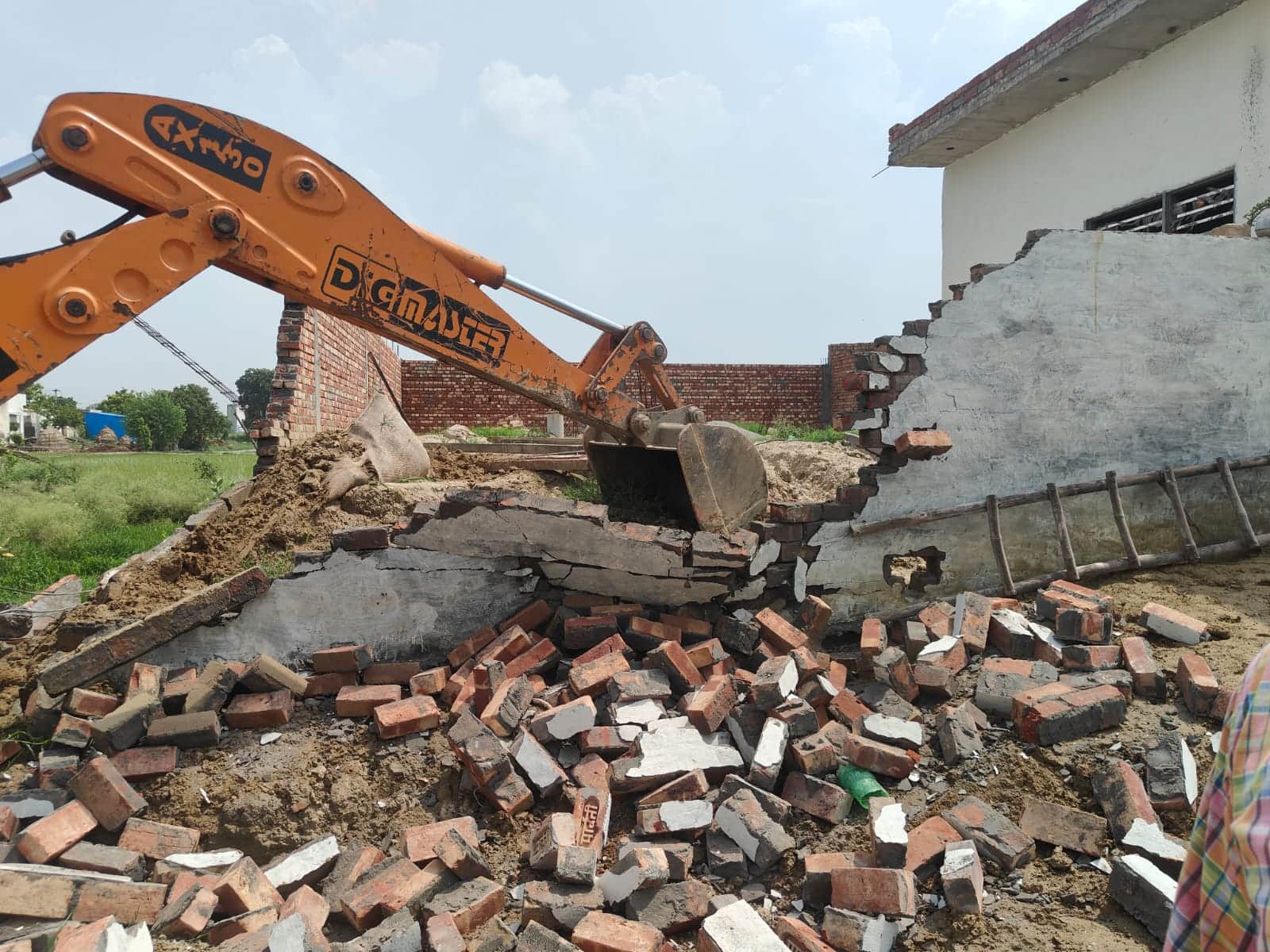 तीन अवैध कॉलोनियों में निर्माण किया ध्वस्त
