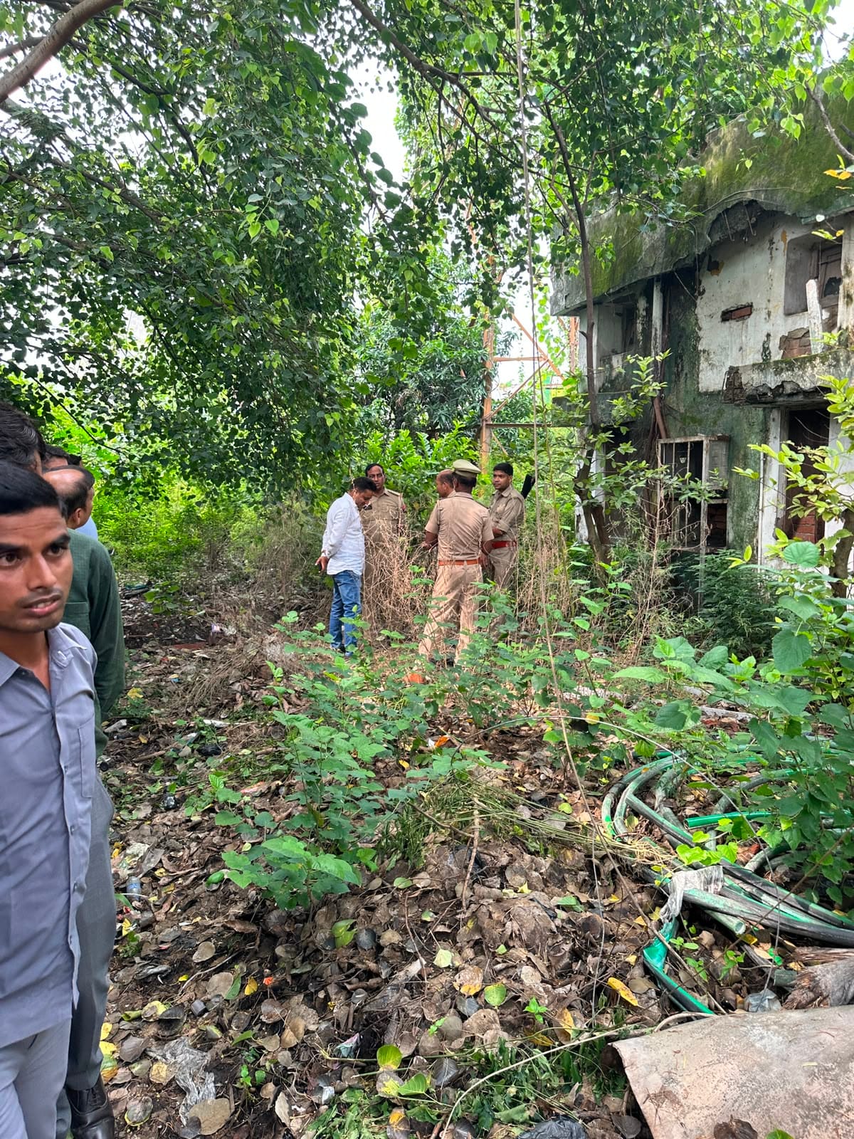 टॉवर पर युवती के चढ़ने के बाद उसे उतारने का प्रयास करते पुलिस कर्मी। संवाद