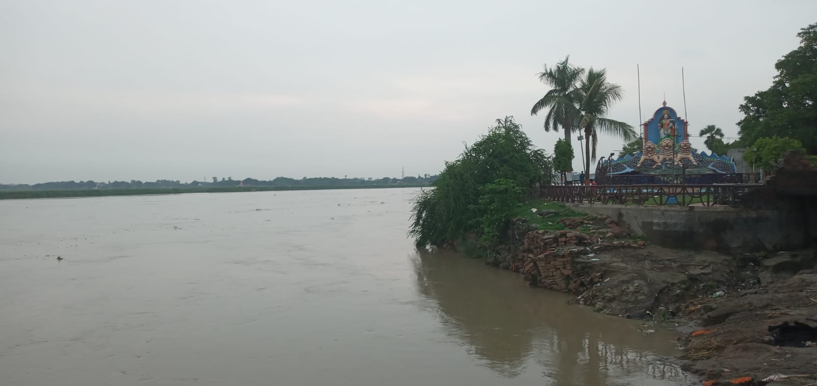 दोहरीघाट में बढ़ा सरयू नदी का जलस्तर।संवाद