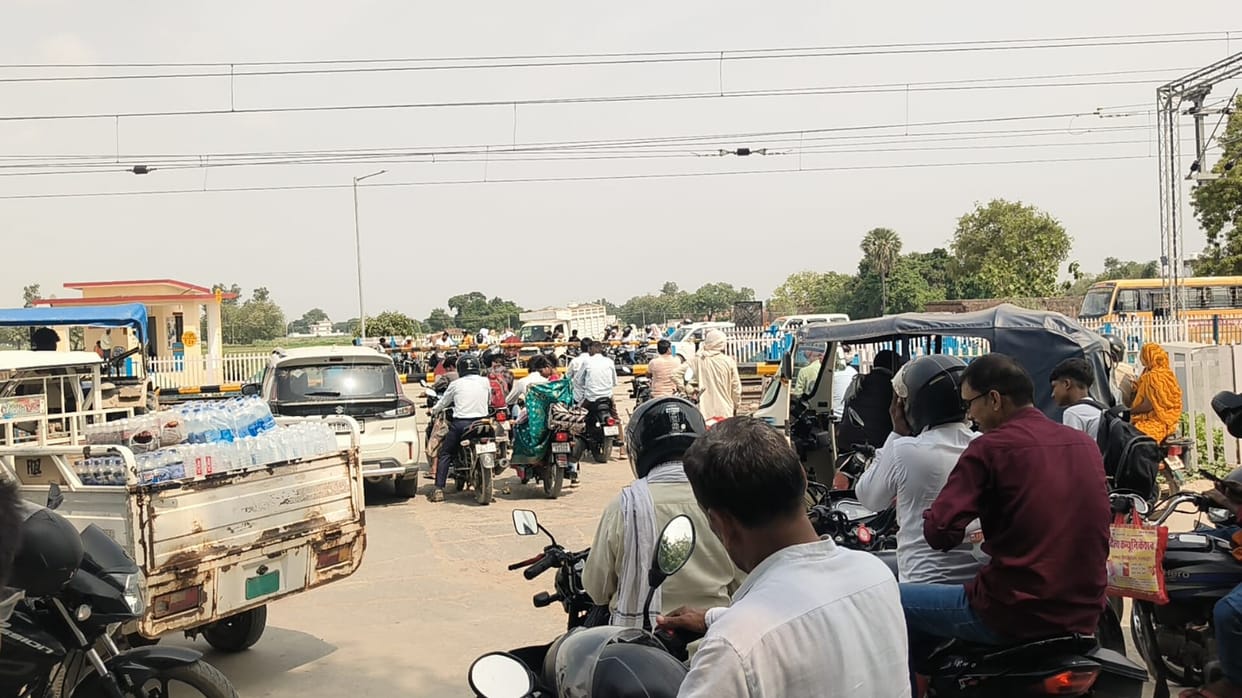 Traffic jam at Phullanpur railway crossing for 20 minutes due to a technical glitch.