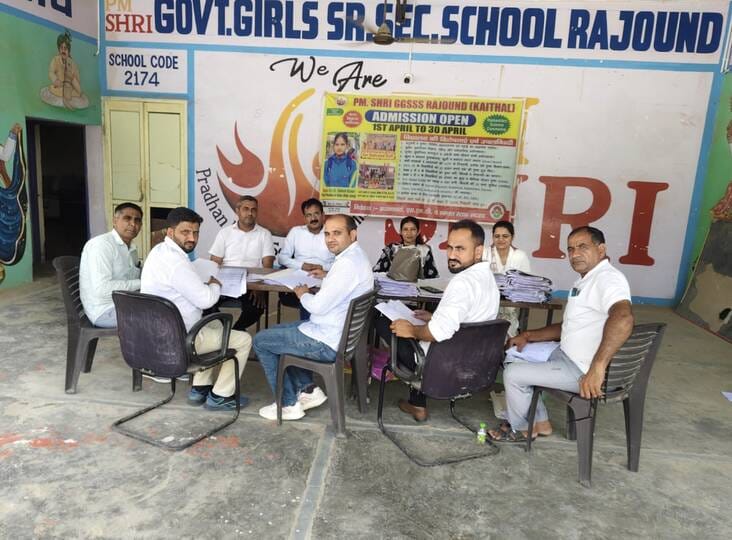 दस्तावेजों की जांच करते कमेटी सदस्य व उपस्थित स्कूल प्रतिनिधि।