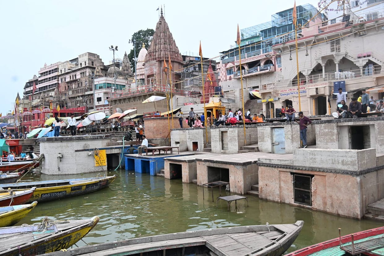 Ganga's water level rose by meters; the Aarti site was removed from Lalita Ghat.