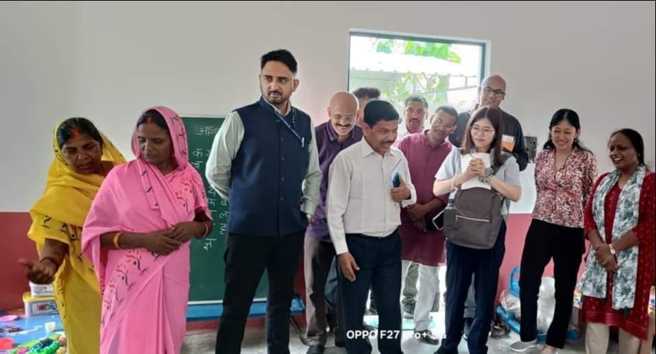 धानापुर के मिर्जापुर पंचायत भवन में बच्चों से जानकारी लेते जापान से आए प्रतिनिधिमंडल के सदस्य।