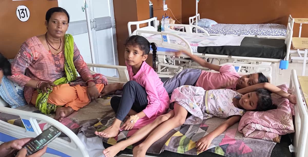 धर्मशाला अस्पताल के शिशु वार्ड में पीलिया के उपचार के लिए एडमिट एक परिवार के तीन बच्चे। अमर उज