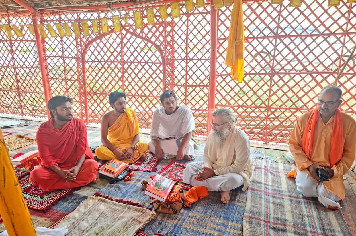 Acharya seeking forgiveness from Ram Lalla for the theft of offerings