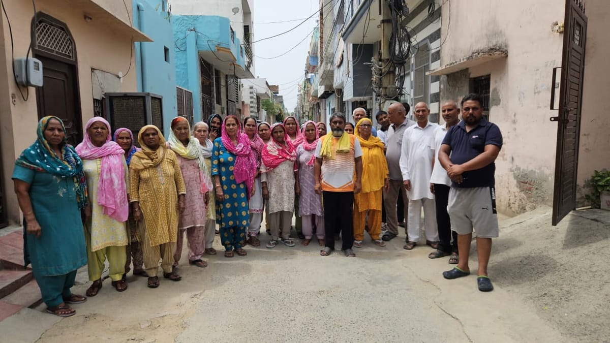 Rohtak News: हाई-लो वोल्टेज से फुंके कूलर-फ्रिज, लंबे कट से फूटा लोगों का गुस्सा