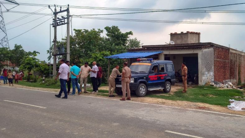 अखंडनगर के प्राणनाथपुर बछेड़िया गांव के पास पीड़ित के घर पर मौजूद पुलिस। स्रोत- ग्रामीण