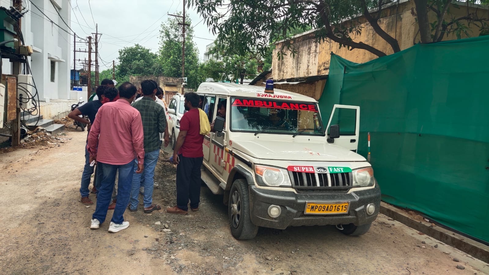 अस्पताल में मौजूद परिजन।