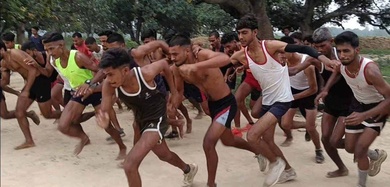 Deepak from Amethi won the 1600-meter race competition