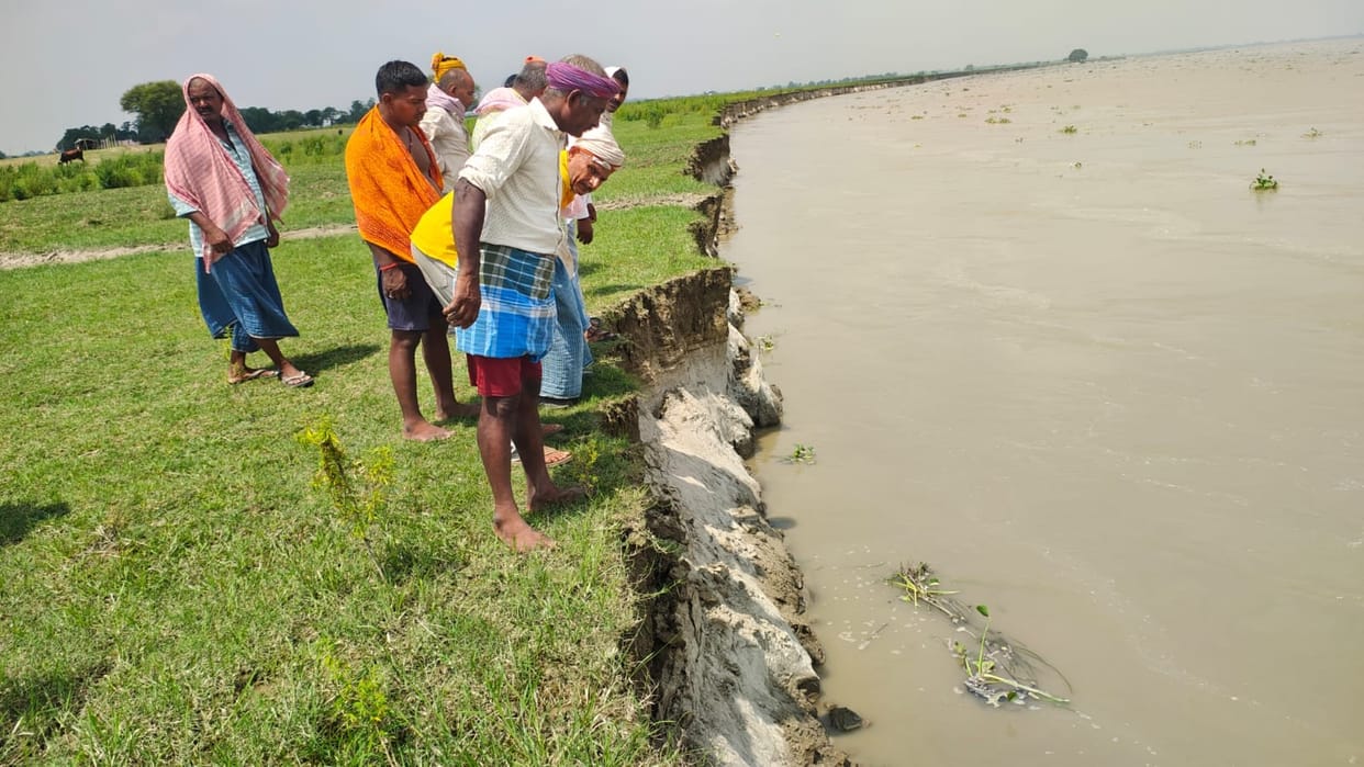 Flood situation intensifies; Ganga's water level rising by 2 cm per hour.