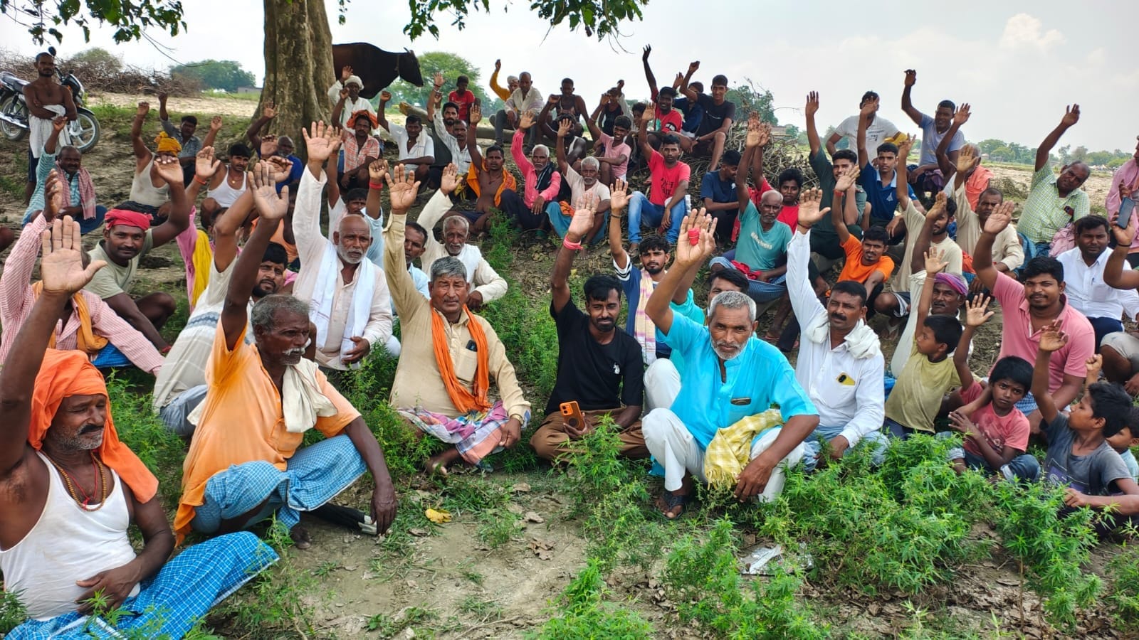 बैरिया क्षेत्र के वशिष्ठ नगर में कटान स्थल पर बैठकर नारेबाजी करते तटवर्ती बाशिंदे।संवाद