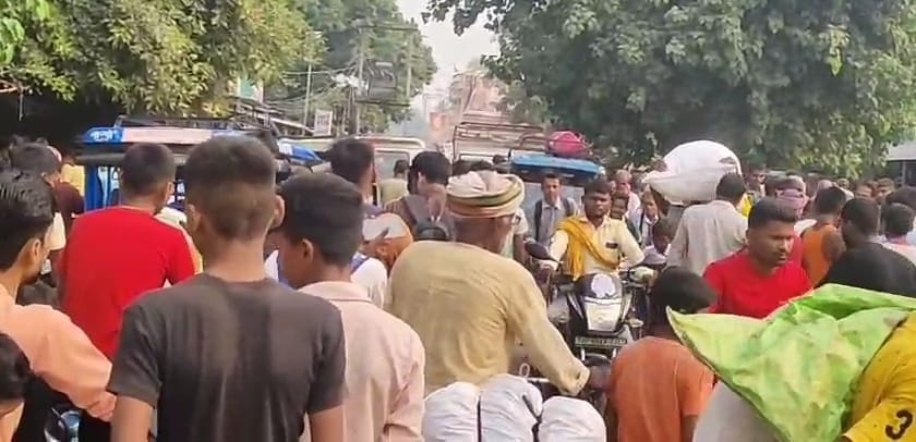 बैरिया माझी मार्ग पर लगा वाहनों का जाम।वीडियाे ग्रैब