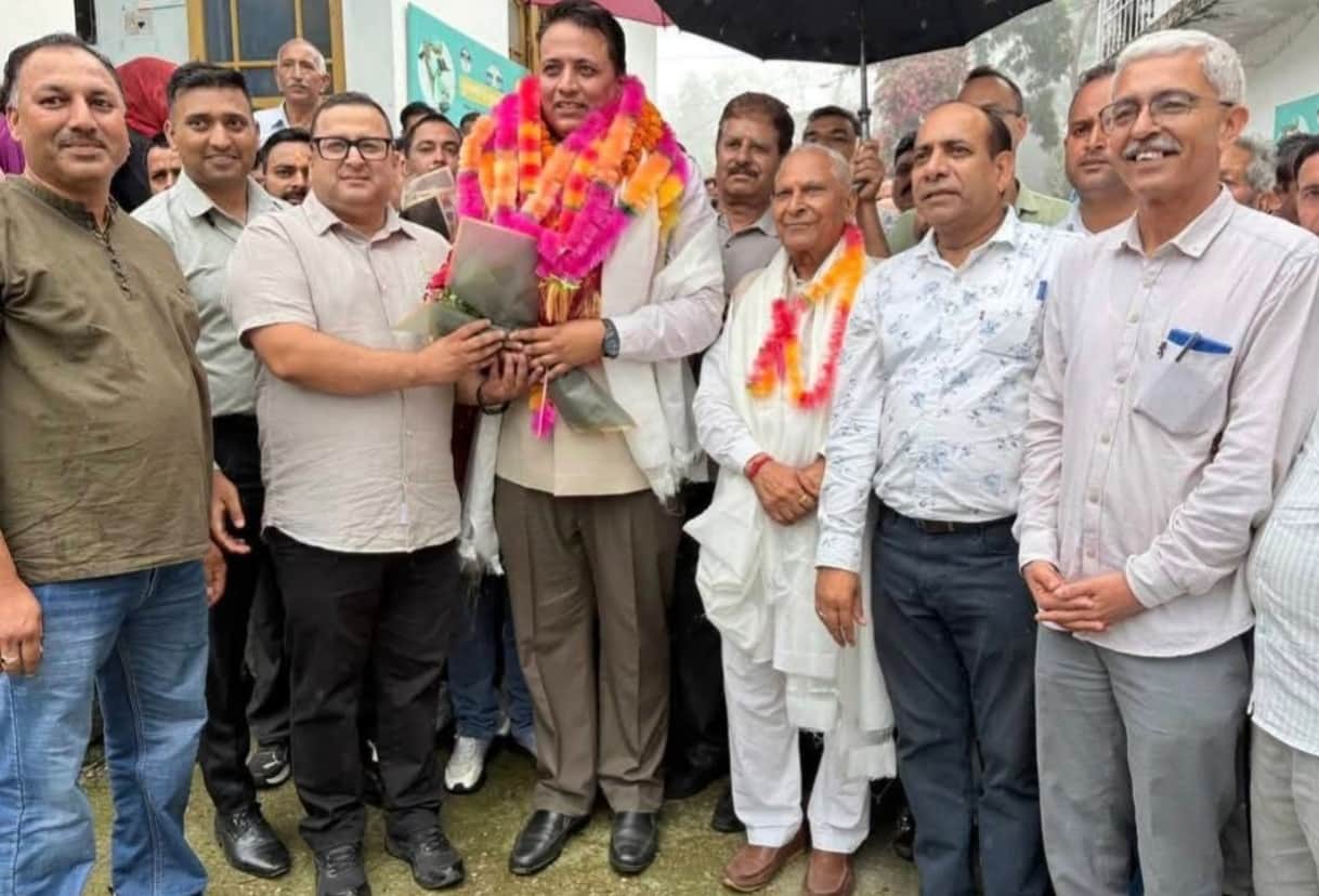 बीड़ में राज्यसभा सांसद अनुराग शर्मा और विधायक किशोरी लाल का स्वागत करते लोग। -स्रोत : पीआरओ
