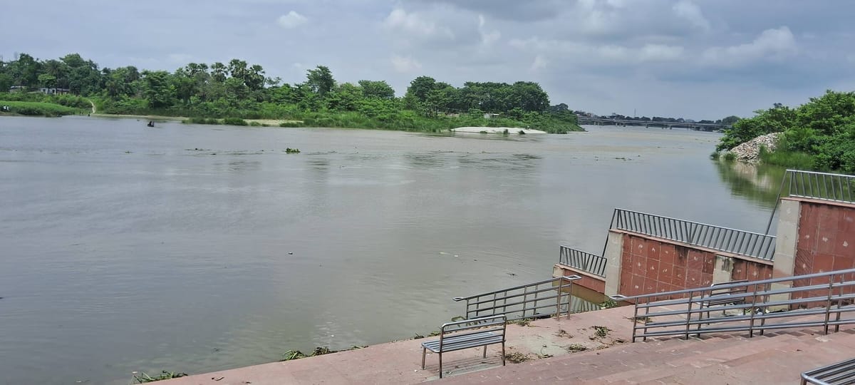 Bihar News: बूढ़ी गंडक का बढ़ता जलस्तर बना खतरा, कई घाटों की सीढ़ियां डूबीं; प्रशासन अलर्ट मोड में