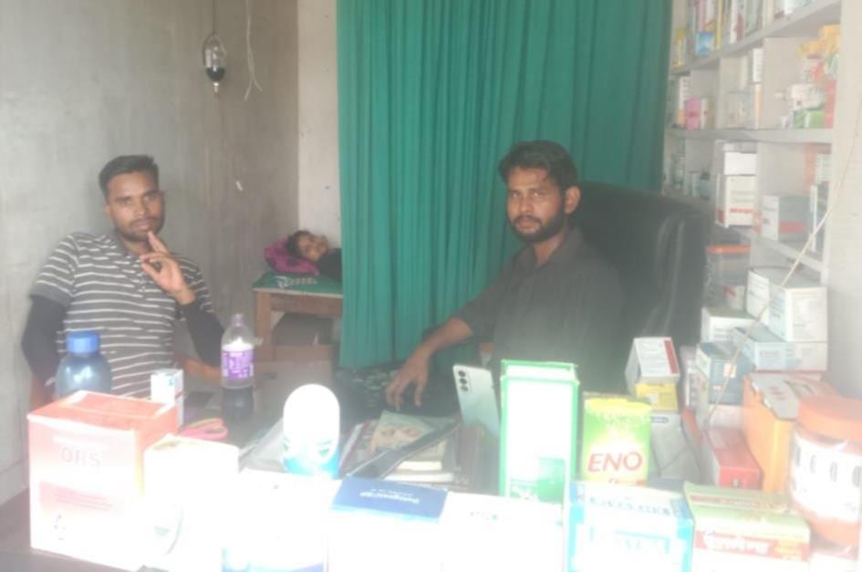 चिचड़ी चौराहे पर मेडिकल स्टोर में इलाज करता झोलाछाप।