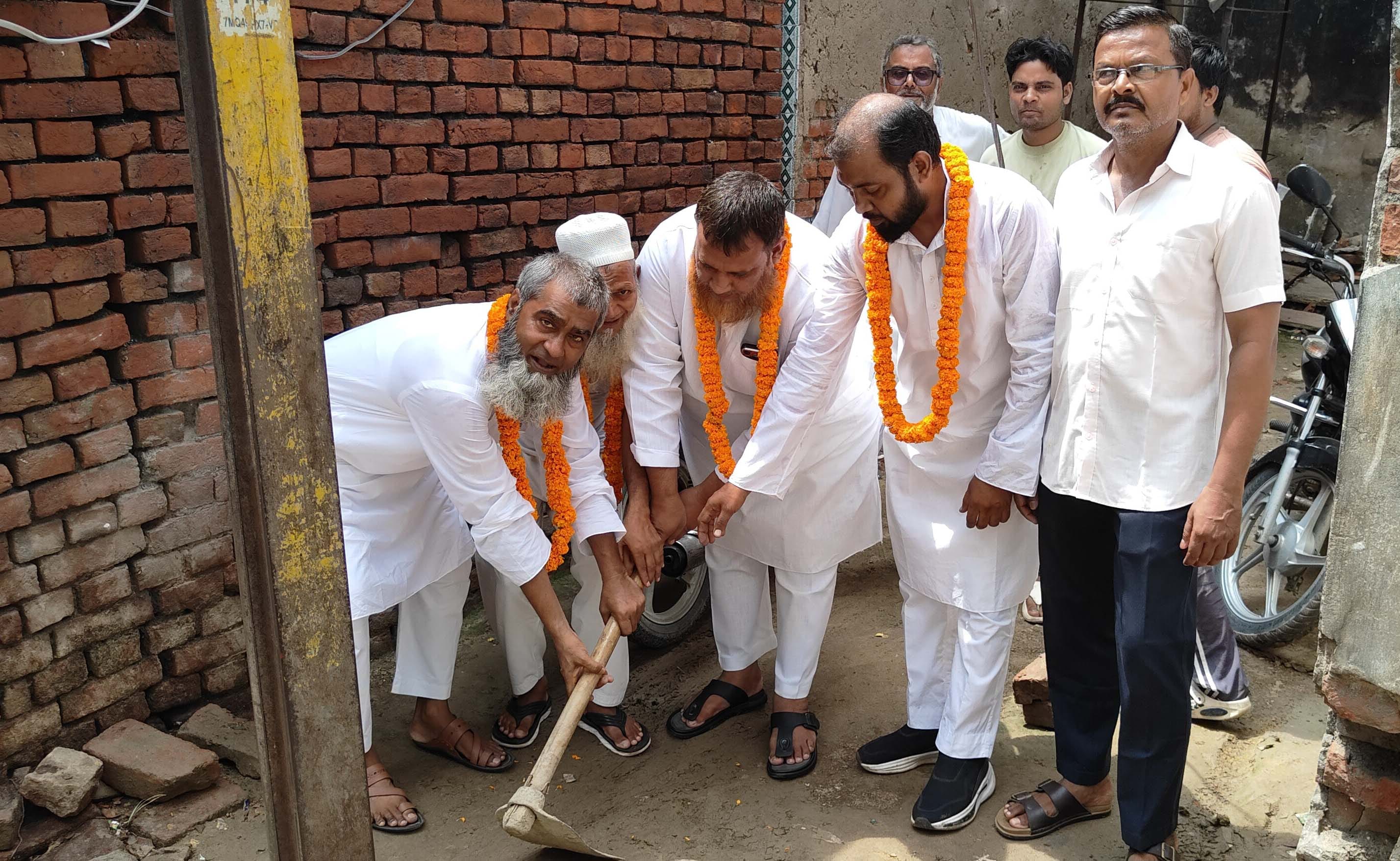 चकसैफ वार्ड में 11.86 लाख से इंटरलाकिंग कार्यों का शिलान्यास करते अध्यक्ष प्रतिनिधि। स्रोत- न