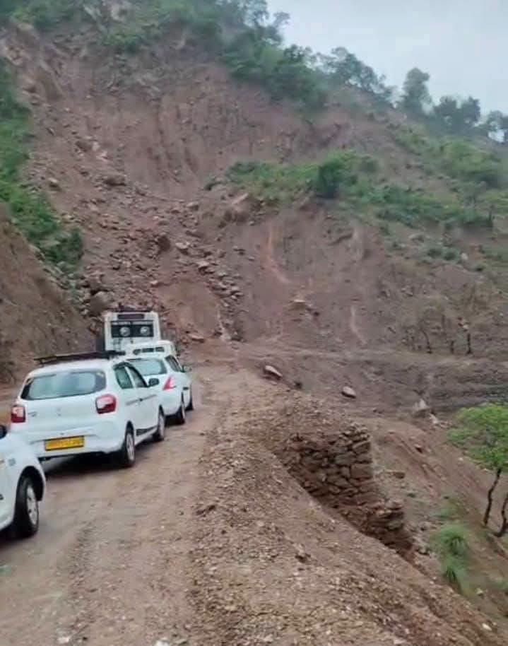 चुवाड़ी-भराड़ी मार्ग पर आए मलबे के कारण फंसे वाहन। जागरूक पाठक