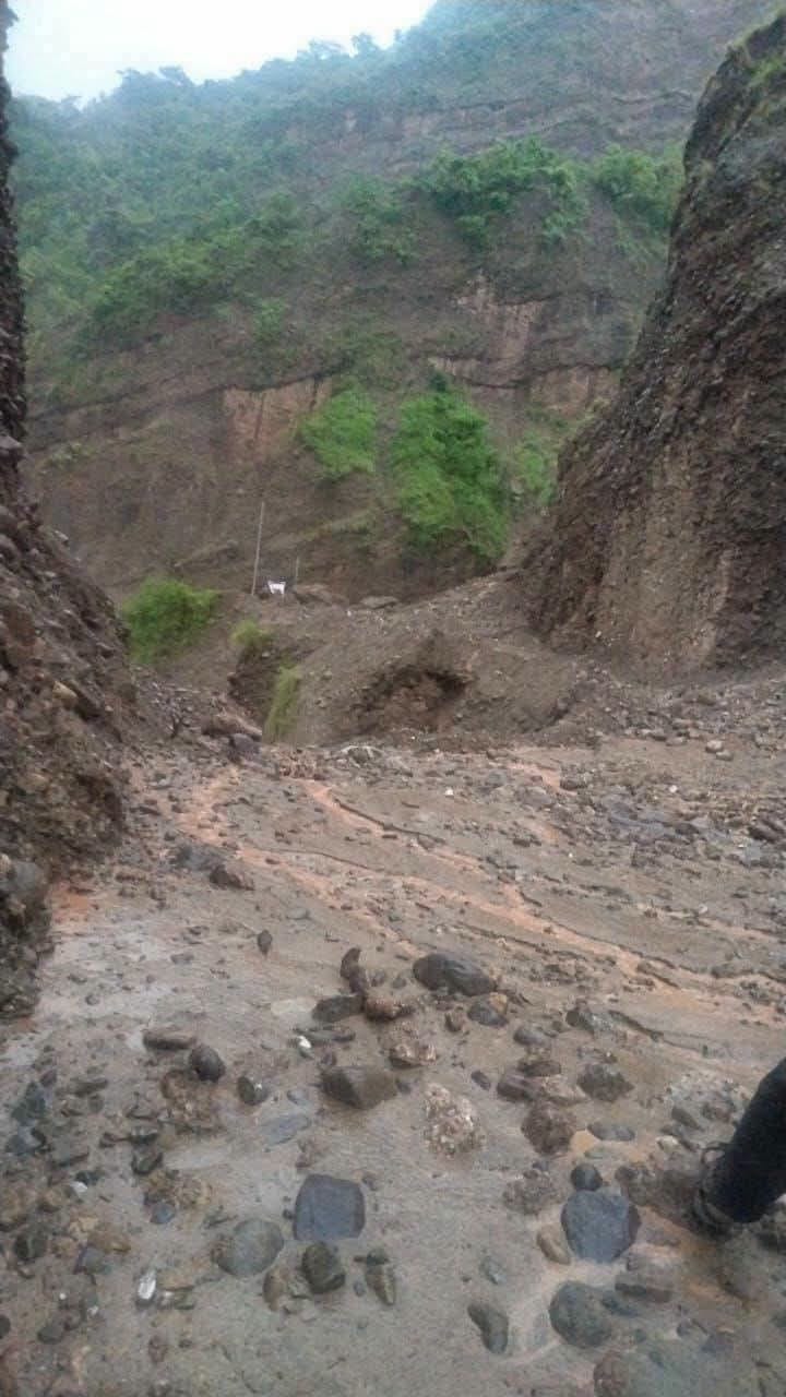 चुवाड़ी-भराड़ी मार्ग पर मलबा। जागरूक पाठक