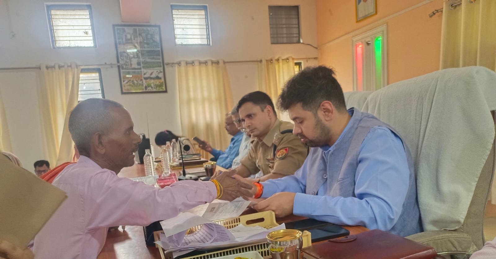 फोटो 04: बिलग्राम में संपूर्ण समाधान दिवस में शिकायतें सुनते डीएम अनुनय झा। संवाद