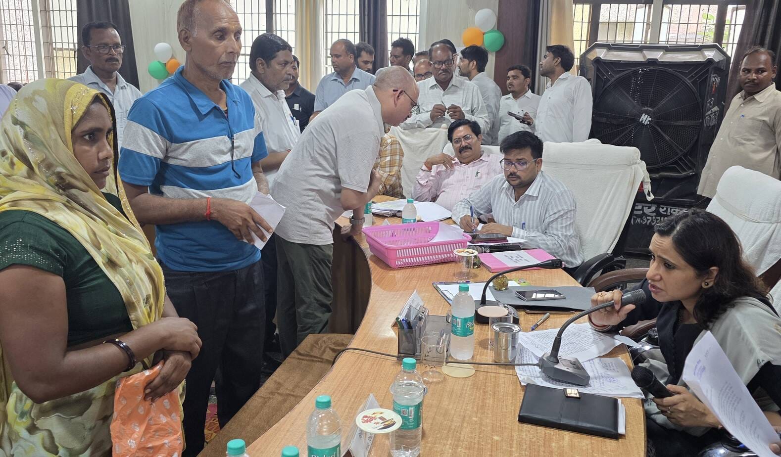 फोटो-12 कायमगंज तहसील सभागार में समस्याएं सुनतीं डीएम अंकुर लाठर व अन्य। संवाद