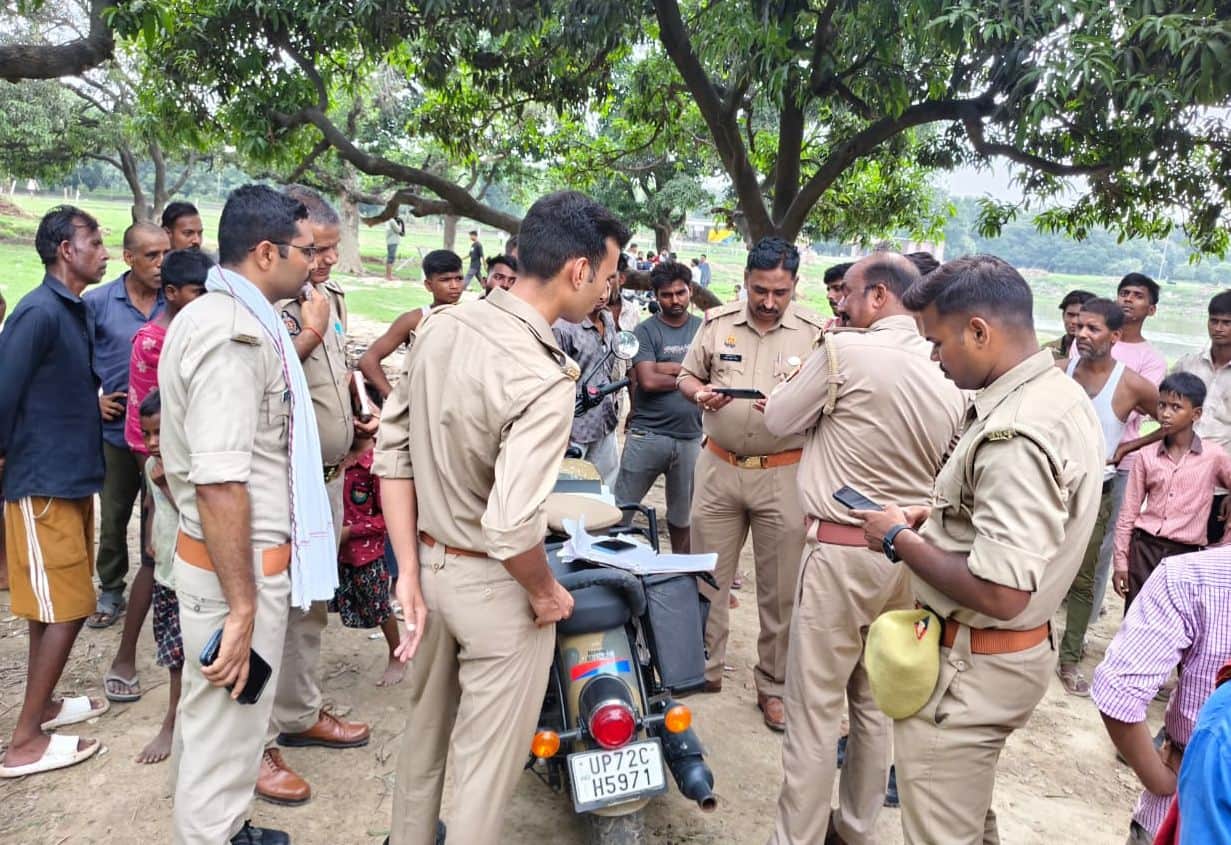 फोटाे-13- जमालुद्दीनपुर गांव के बाहर तालाब में डूबने से युवक की मौत के बाद जांच करती पुलिस। संव