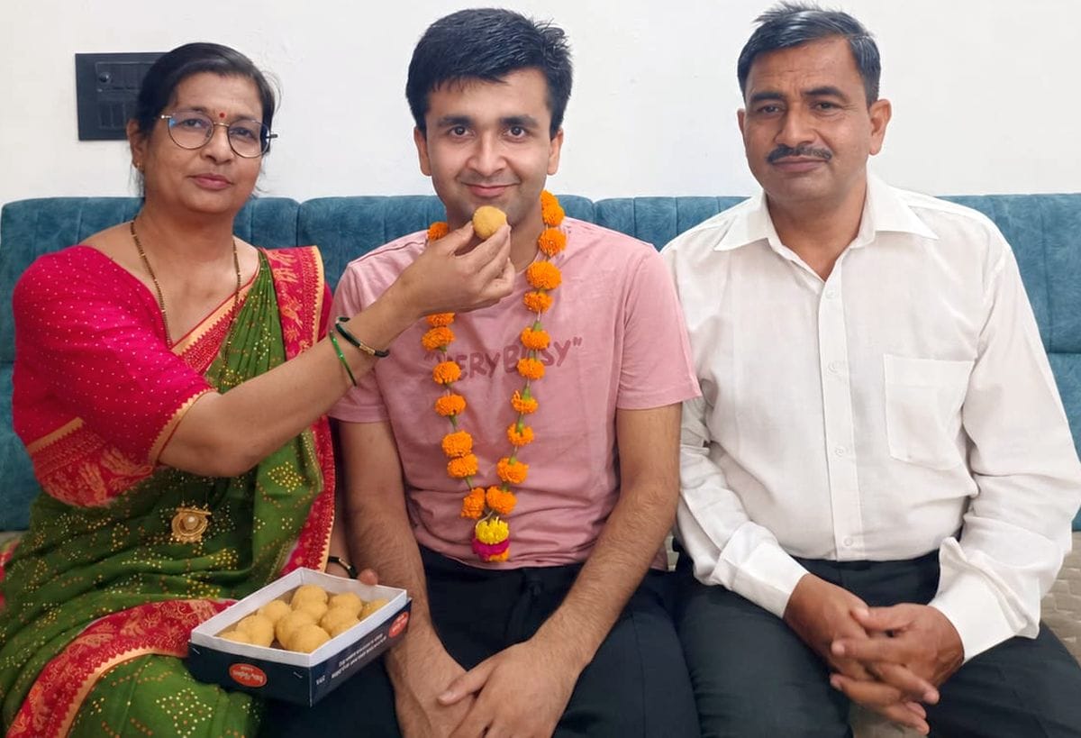 Prakhar Singh secured the 384th All India Rank in NEET.